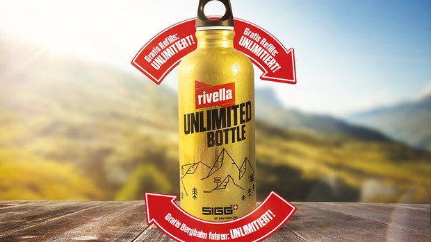 Foto von Trinkflasche Rivella unlimited Bottle mit Bergen im Hintergrund