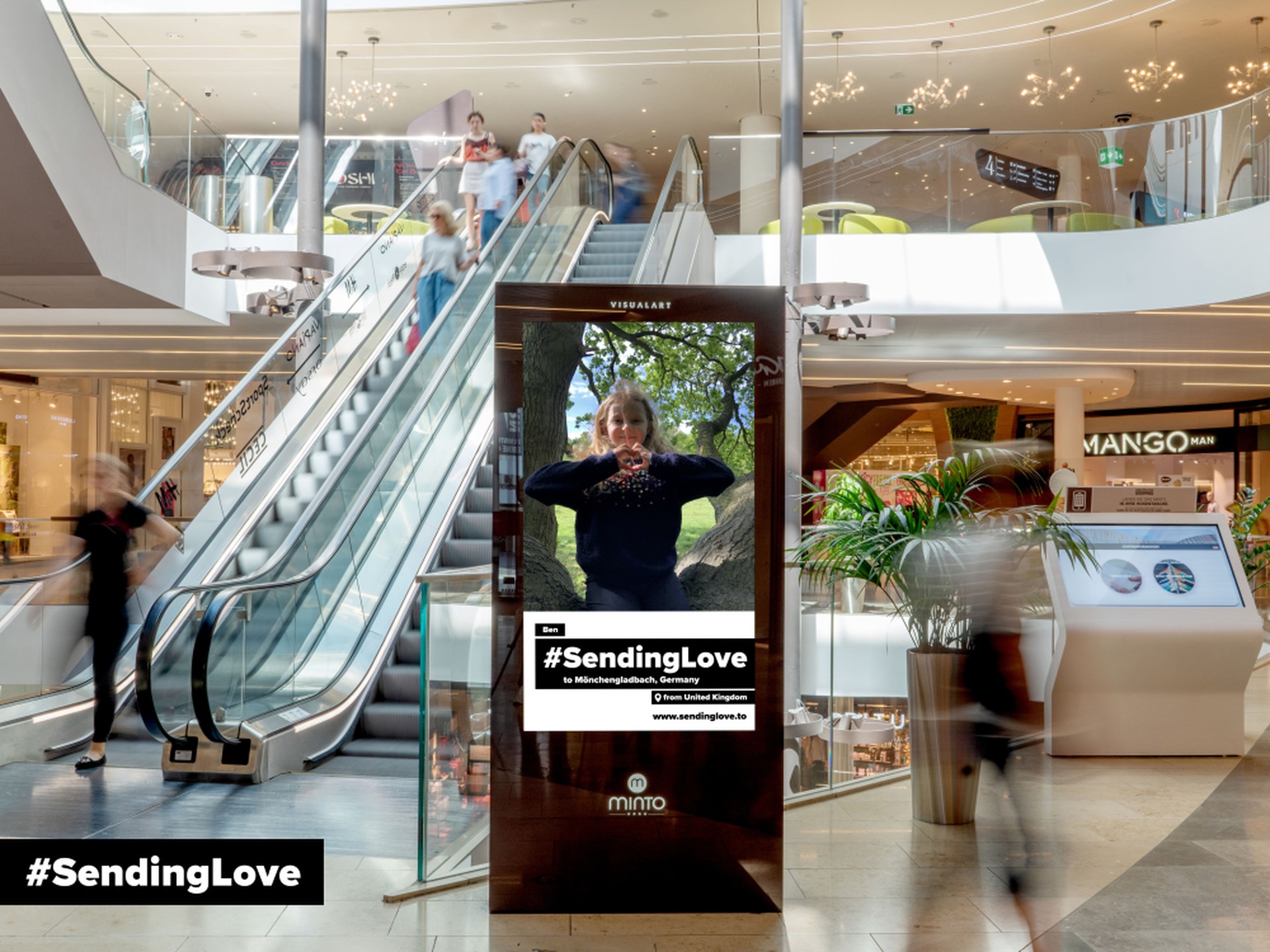 Einkaufscenter mit DOOH-Screen und SendingLove-Ad
