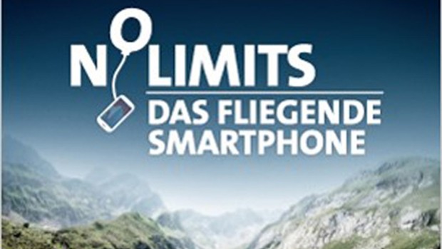 Schriftzug "No Limits - Das fliegende Smartphone" vor Bergkulisse