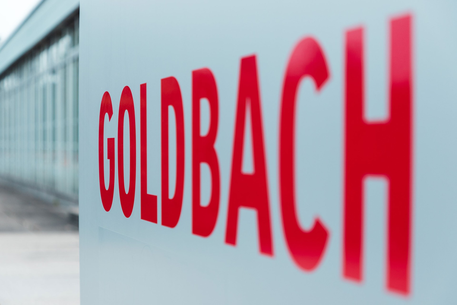 Foto von Goldbach-Logo ausserhalb Goldbach-Gebäude